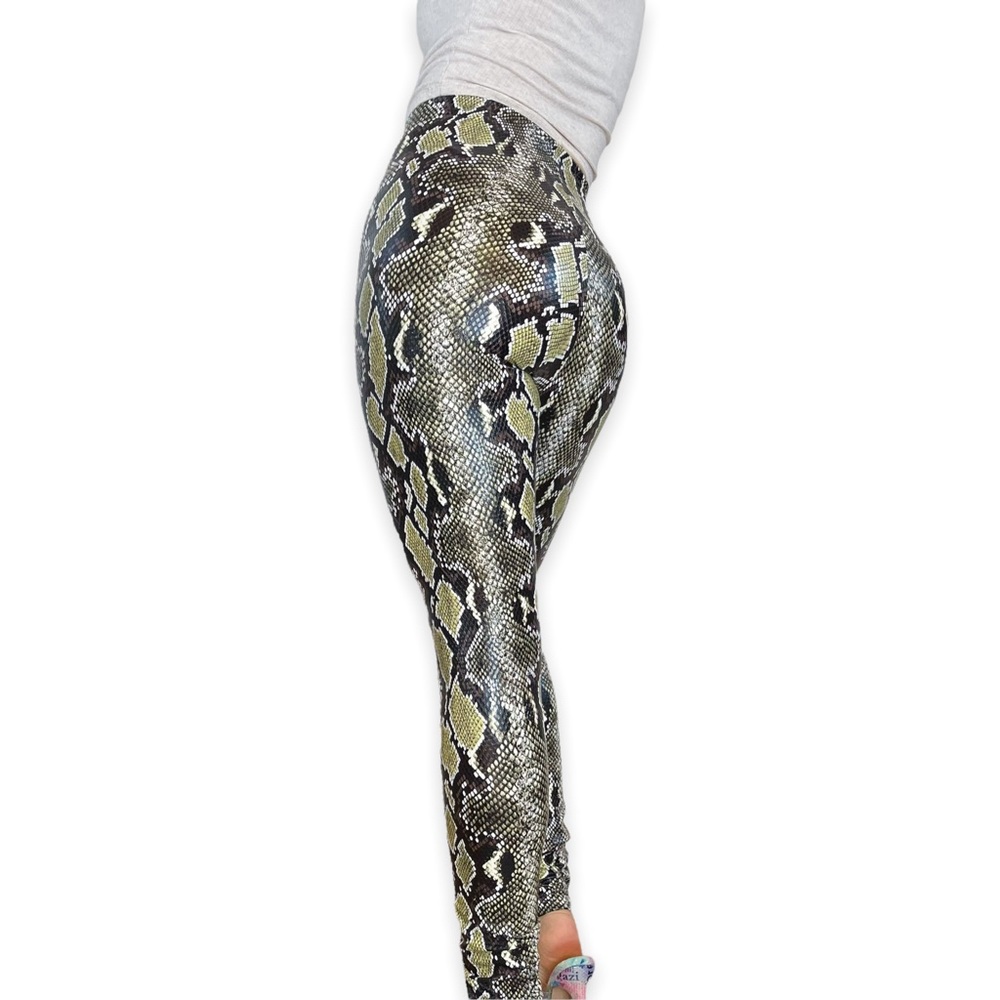 Commando Snake Print Leggings in Black, Gray & Yellow - Picture 14 of 16